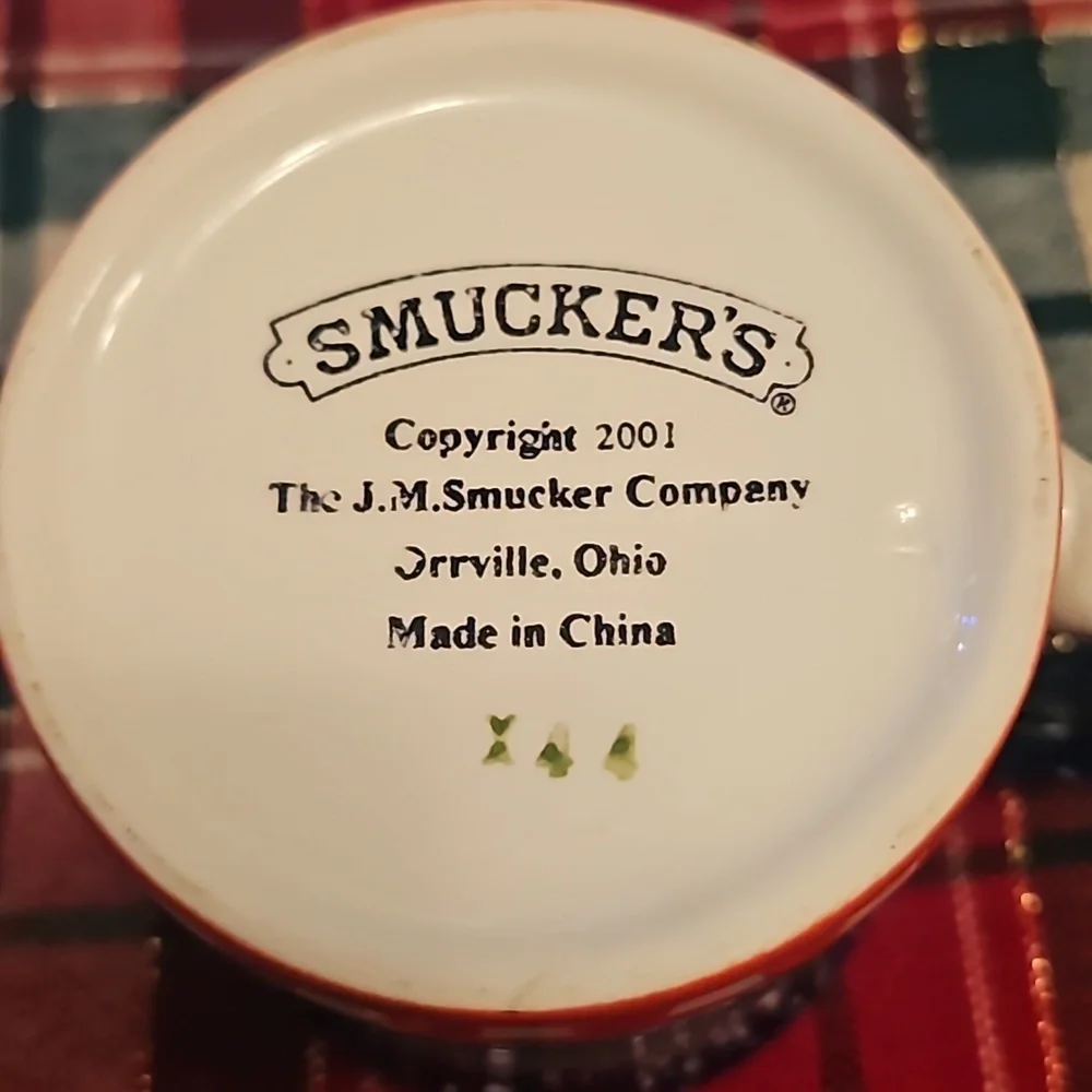 Smucker's Collector Mug Christmas 2001 vintage Farmhouse Holly Navy White Red Gn - Picture 2 of 10